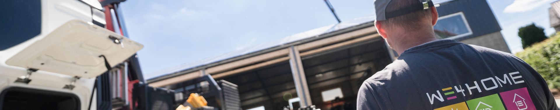 Mitarbeiter von WE4HOME bei der Arbeit im Freien.