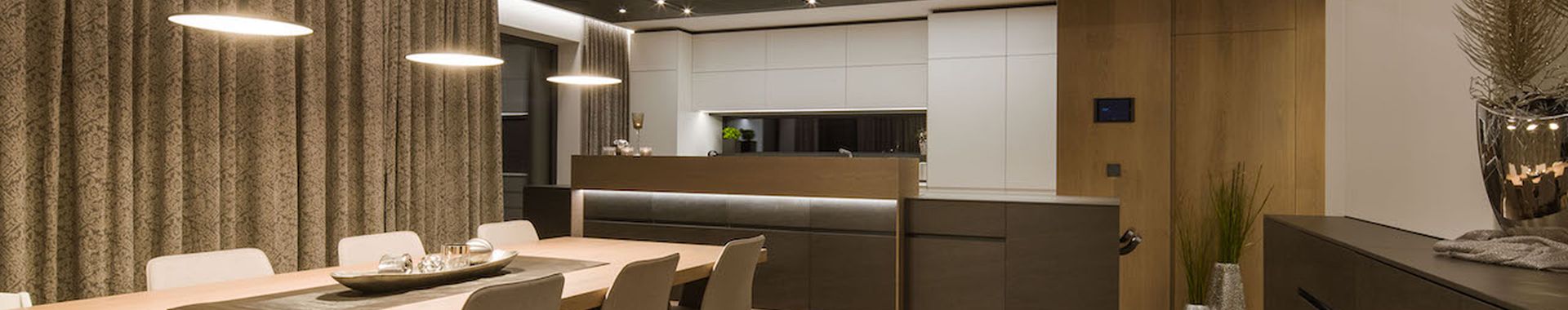 Modernes Wohnzimmer mit Smart Home System