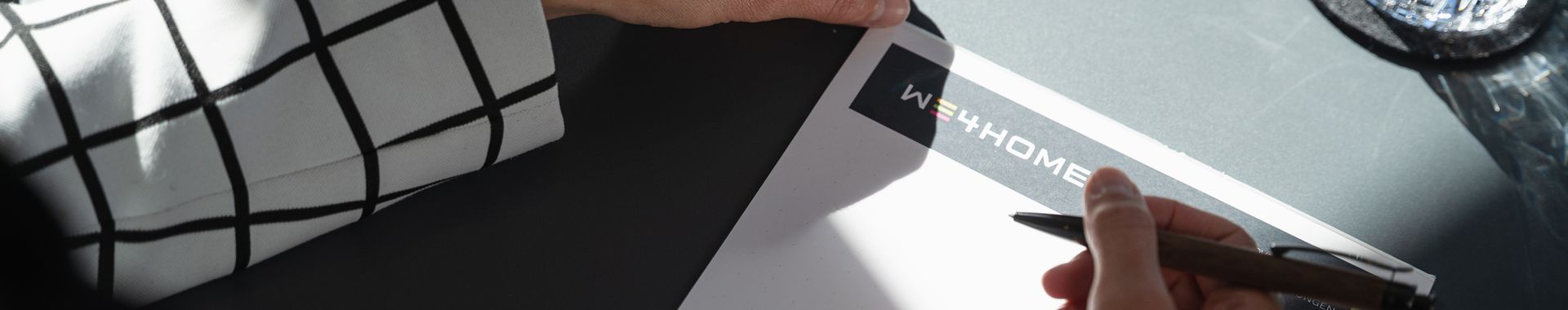 Notizen auf einem Blatt Papier mit einem Stift