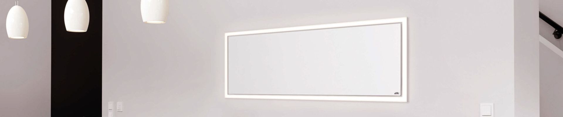 Wandmontierte Infrarotheizung in einem modernen Raum